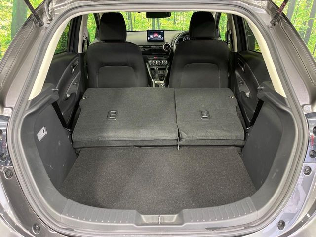 ���i�̂���������ʋ΁A���}���ɏ\���ȉ׎��X�y�[�X���m�ۂ��Ă���܂��B�Z�J���h�V�[�g��|���ƁA�傫�ȉו��̐ύڂ��\�ł���