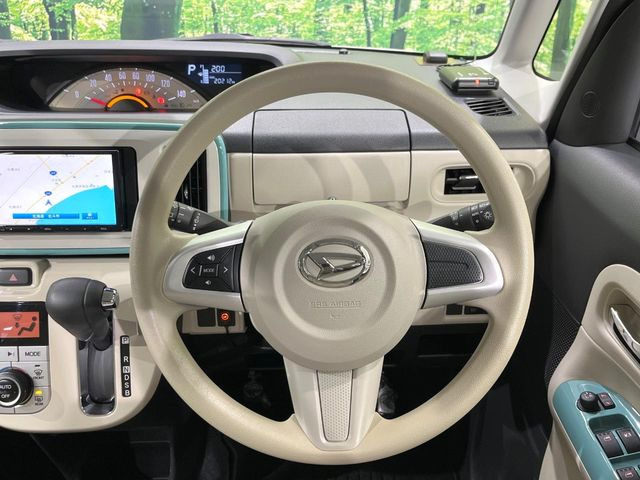 �C���e���A�ɍ��킹���f�U�C���̃X�e�A�����O�́A�^�]�������̂��Ƃ��l���A�^�]���₷���`��A�傫���ł��B�����x�A���ۂɐG���Ă��m���߂��������B