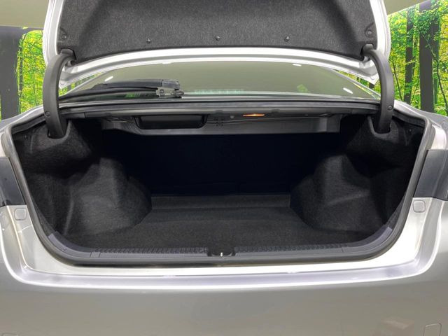 ラゲッジルームは、大容量のスペースを確保。普段のお買い物からレジャーまで、幅広く活躍してくれます!また、リアシートを倒すことでバリエーション豊かにお使いいただけます。
