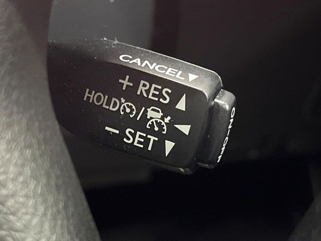 【レーダークルーズコントロール】高速道路での長距離走行が楽に!!自動で速度を保つクルーズコントロールが、衝突軽減システムと連携し、前方の車両を感知して車間を保つように速度調節してくれます!!