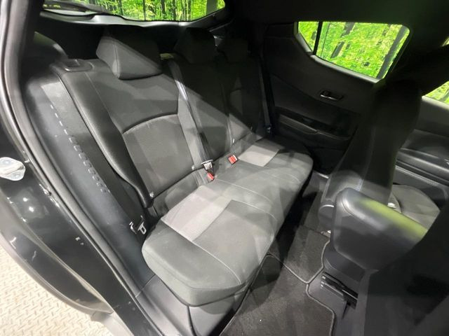 広々とした2列目シートは居住性が高く、居心地も快適!友達や家族とのお出かけにぴったりです。ベビーシートやチャイルドシート使用時も快適にお過ごしいただける十分な空間を確保しています。