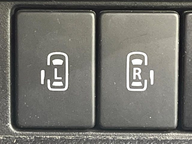 【両側パワースライドドア】スマートキーや運転席のスイッチで後席両側スライドドアの開閉が可能♪電動だから力を入れてドアを開ける必要が無く、小さなお子様でも簡単に開け閉めでき快適です♪