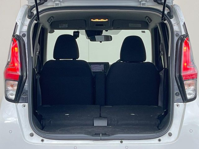 ���i�̂���������ʋ΁A���}���ɏ\���ȉ׎��X�y�[�X���m�ۂ��Ă���܂��B�Z�J���h�V�[�g��|���ƁA�傫�ȉו��̐ύڂ��\�ł���