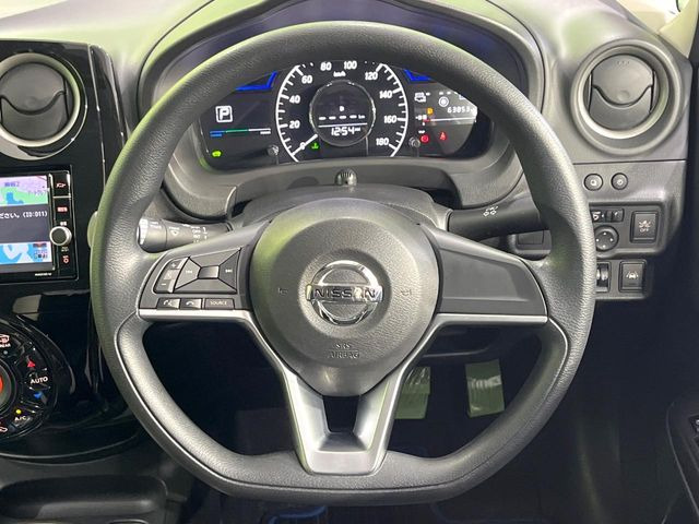 �C���e���A�ɍ��킹���f�U�C���̃X�e�A�����O�́A�^�]�������̂��Ƃ��l���A�^�]���₷���`��A�傫���ł��B�����x�A���ۂɐG���Ă��m���߂��������B