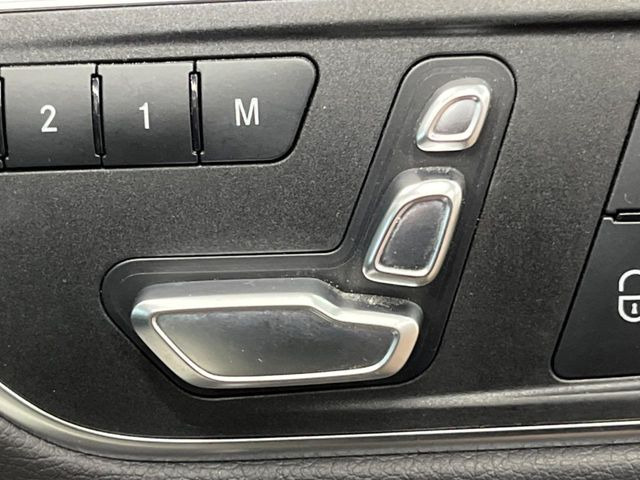 ●メモリー付きパワーシート:あなたに合わせたシートポジションが3つまで登録可能!フルパワーシートだから座席調整も楽々♪お好みのシートポジションで、ストレスないドライブをお楽しみください。