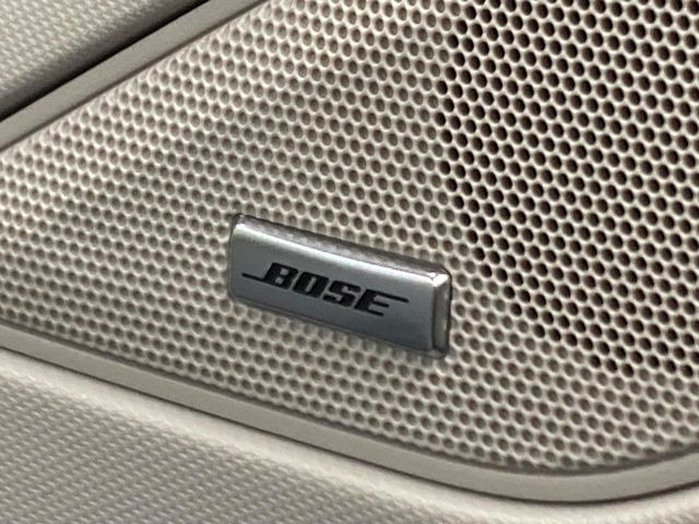 【BOSEサウンドシステム】メーカーオプションの高品位サウンドシステムを搭載。専用のチューニングが施された大小様々なスピーカーから良質なサウンドが奏でられ、臨場感あふれる音響空間を演出します。