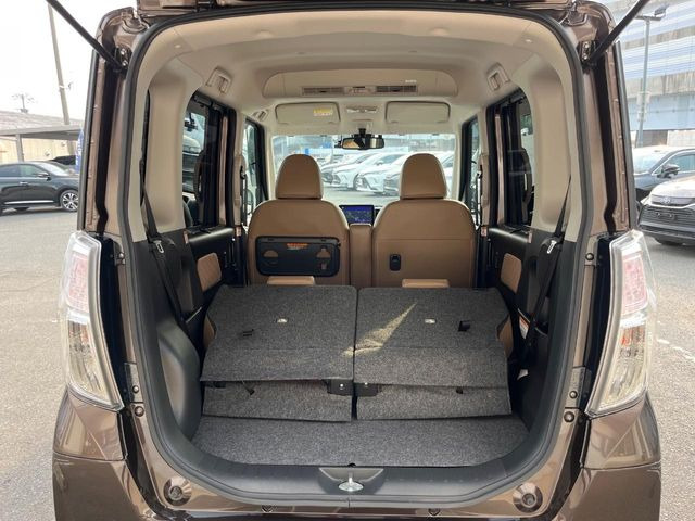 ���i�̂���������ʋ΁A���}���ɏ\���ȉ׎��X�y�[�X���m�ۂ��Ă���܂��B�Z�J���h�V�[�g��|���ƁA�傫�ȉו��̐ύڂ��\�ł���