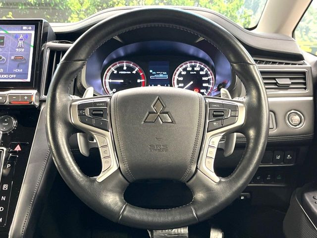 【パドルシフト】ハンドルから手を離さずに素早くシフトアップ&ダウンができるので、エンジンブレーキを使う下り坂や高速道路の合流で加速したい場面で役立ちます。