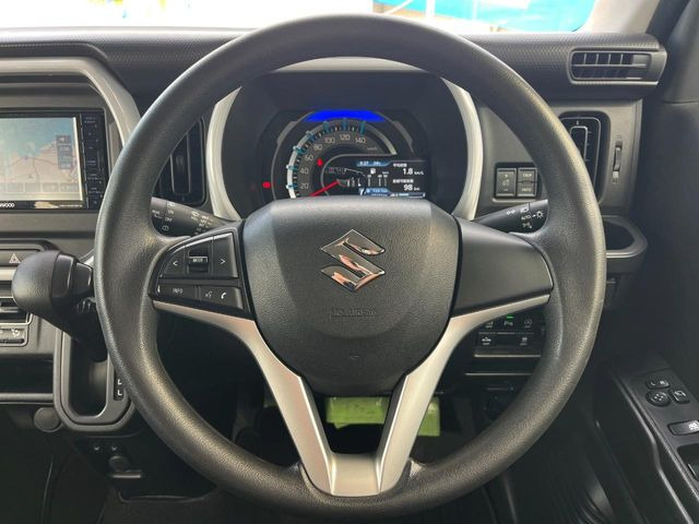 �C���e���A�ɍ��킹���f�U�C���̃X�e�A�����O�́A�^�]�������̂��Ƃ��l���A�^�]���₷���`��A�傫���ł��B�����x�A���ۂɐG���Ă��m���߂��������B