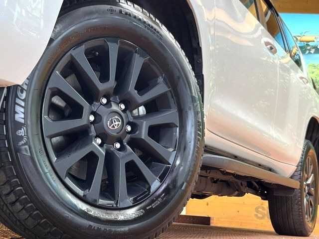 �y����18�C���`�A���~�z�C�[���z�O�ςɃ}�b�`���������A���~�z�C�[���𑕒����Ă���܂��B�e��ЊO�A���~�z�C�[����A�X�^�b�h���X�^�C�����戵�����Ă���܂��B���񂲑��k����������