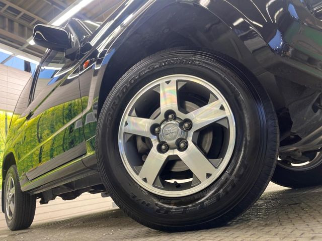 【純正15インチアルミホイール】外観にマッチした純正アルミホイールを装着しております。各種社外アルミホイールや、スタッドレスタイヤも取扱いしております。是非ご相談ください♪