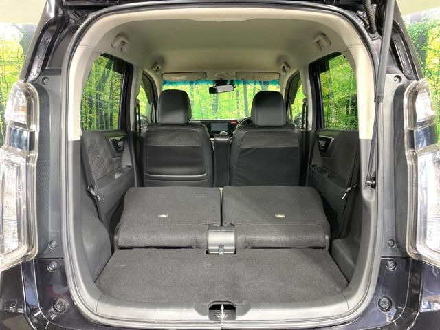 ���i�̂���������ʋ΁A���}���ɏ\���ȉ׎��X�y�[�X���m�ۂ��Ă���܂��B�Z�J���h�V�[�g��|���ƁA�傫�ȉו��̐ύڂ��\�ł���