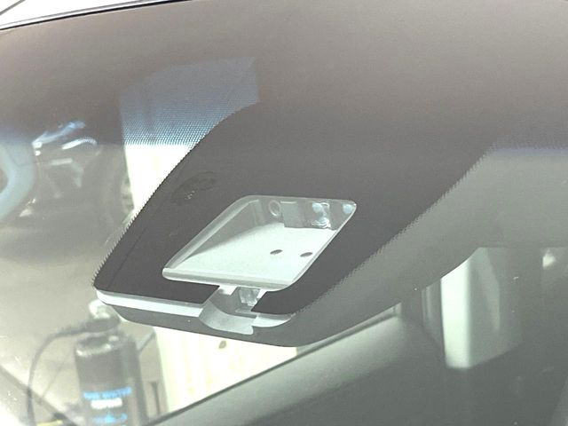 【三菱e-Assist】走行中に前方の車両等を認識し、衝突しそうな時は警報とブレーキで衝突回避と被害軽減をアシスト。より安全にドライブをお楽しみいただけます。