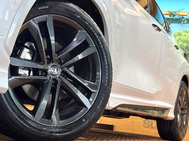 【純正20インチアルミホイール】外観にマッチした純正アルミホイールを装着しております。各種社外アルミホイールや、スタッドレスタイヤも取扱いしております。是非ご相談ください♪