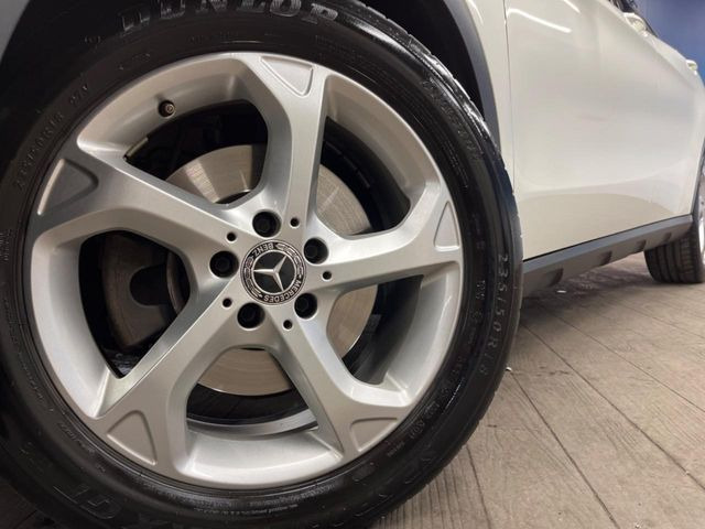 ●純正18インチアルミホイール:輸入車ならではの卓越した走りを支えるホイールと足回りです!日本車の走りに慣れている方にもぜひ体感して頂きたいほど、高いレベルでまとまっています!