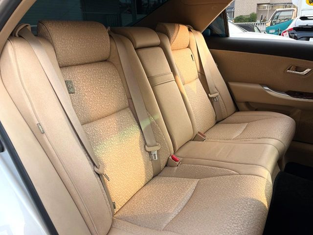 後部座席も気になるようなキズ・汚れやへたり等、大きなダメージはなく、良好な状態です。