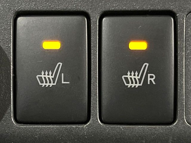 【シートヒーター】寒い日に重宝するシートヒーター!エアコンより早く温まってくれるので寒がりの人も安心ですね♪エアコンの温風は乾燥するから苦手、という方にもをおすすめです。