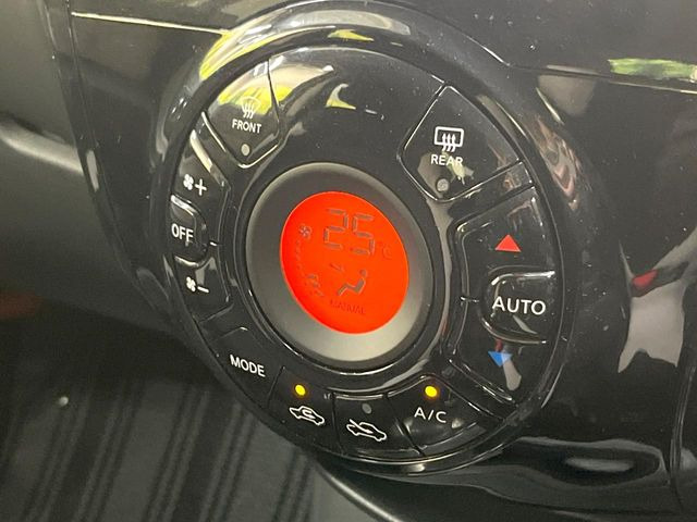 【オートエアコン】一度お好みの温度に設定すれば、車内の温度を検知し風量や温度を自動で調整。暑い&hellip;寒い&hellip;と何度もスイッチ操作をする必要はありません。快適な車内空間には必須の機能ですね♪