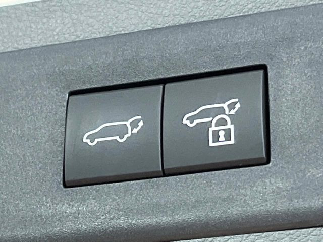 【パワーバックドア】スマートキーや運転席のボタンを押すだけでリアゲートが自動で開閉します!荷物を持っている時や、高い位置にあるバックドアを閉める際に便利な機能です♪