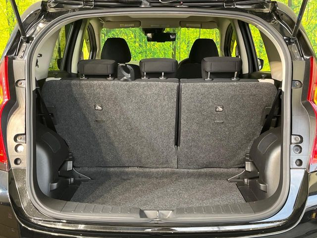 普段のお買い物や通勤、送迎等に十分な荷室スペースを確保しております。セカンドシートを倒すと、大きな荷物の積載も可能です♪