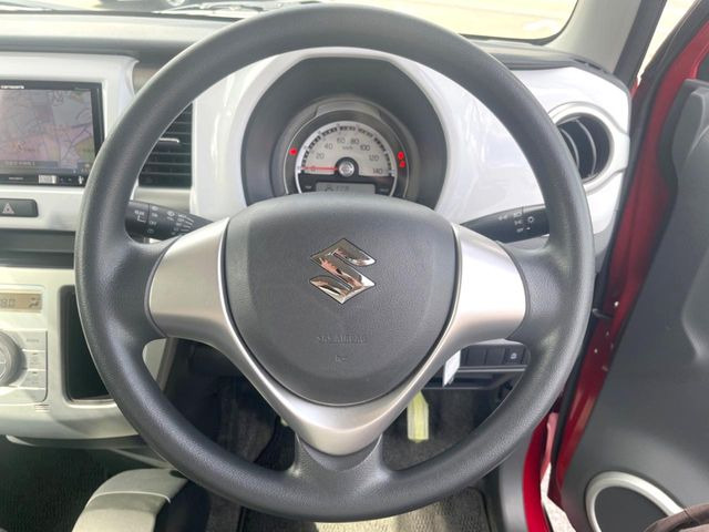 �C���e���A�ɍ��킹���f�U�C���̃X�e�A�����O�́A�^�]�������̂��Ƃ��l���A�^�]���₷���`��A�傫���ł��B�����x�A���ۂɐG���Ă��m���߂��������B