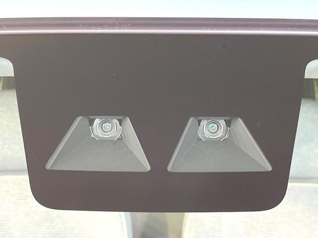 【スマートアシスト】走行中に前方の車両等を認識し、衝突しそうな時は警報とブレーキで衝突回避と被害軽減をアシスト。より安全にドライブをお楽しみいただけます。