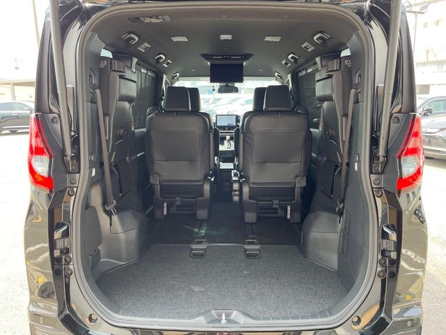 ���i�̂���������ʋ΁A���}���ɏ\���ȉ׎��X�y�[�X���m�ۂ��Ă���܂��B�Z�J���h�V�[�g��|���ƁA�傫�ȉו��̐ύڂ��\�ł���