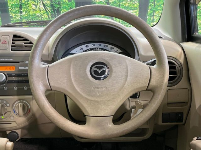 �C���e���A�ɍ��킹���f�U�C���̃X�e�A�����O�́A�^�]�������̂��Ƃ��l���A�^�]���₷���`��A�傫���ł��B�����x�A���ۂɐG���Ă��m���߂��������B