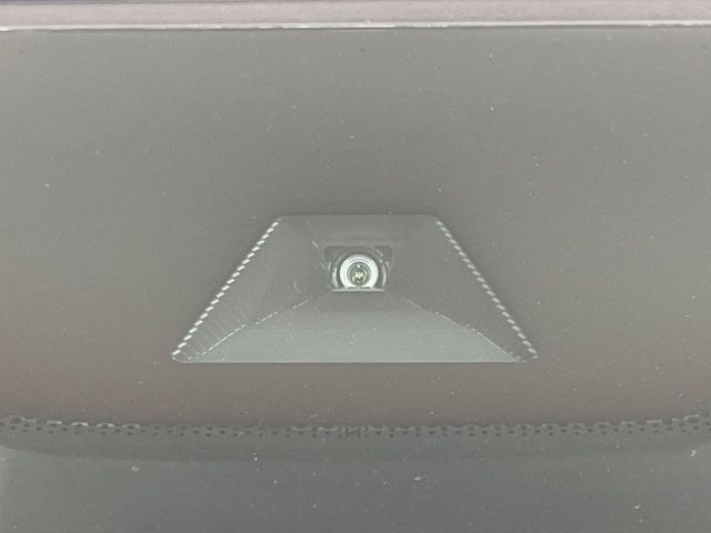 【ホンダセンシング】走行中に前方の車両等を認識し、衝突しそうな時は警報とブレーキで衝突回避と被害軽減をアシスト。より安全にドライブをお楽しみいただけます。