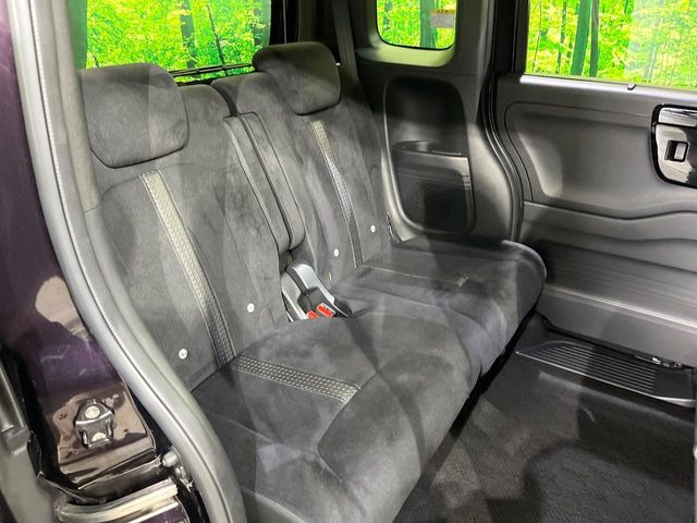 後部座席も気になるようなキズ・汚れやへたり等、大きなダメージはなく、良好な状態です。