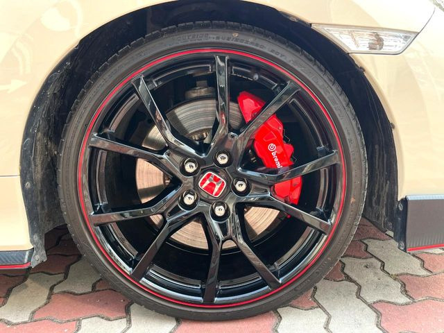 �y����20�C���`�A���~�z�C�[���z�O�ςɃ}�b�`���������A���~�z�C�[���𑕒����Ă���܂��B�e��ЊO�A���~�z�C�[����A�X�^�b�h���X�^�C�����戵�����Ă���܂��B���񂲑��k����������