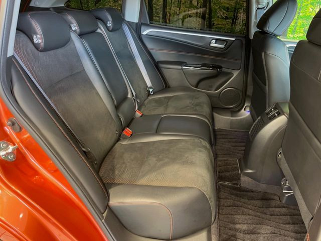 広々とした2列目シートは居住性が高く、居心地も快適!友達や家族とのお出かけにぴったりです。ベビーシートやチャイルドシート使用時も快適にお過ごしいただける十分な空間を確保しています。