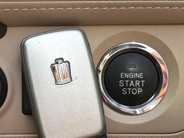 【スマートキー】カバンやポケットに入れたままでもドアの施錠・解錠が可能なスマートキーを装備。エンジンのオン・オフ時もカギを取り出す必要が無いからとっても便利です♪