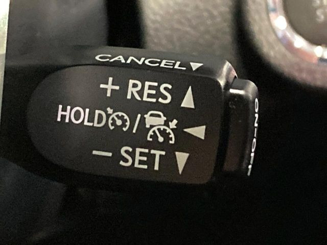 【レーダークルーズコントロール】高速道路での長距離走行が楽に!!自動で速度を保つクルーズコントロールが、衝突軽減システムと連携し、前方の車両を感知して車間を保つように速度調節してくれます!!