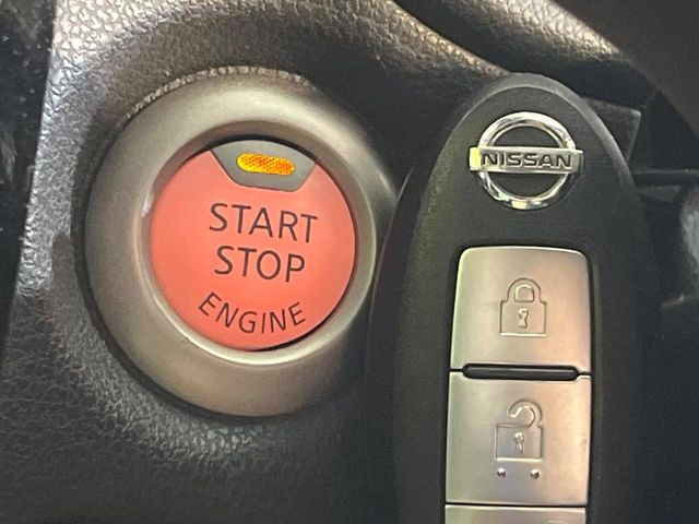 【インテリジェントキー】カバンやポケットに入れたままでもドアの施錠・解錠が可能なスマートキーを装備。エンジンのオン・オフ時もカギを取り出す必要が無いからとっても便利です♪