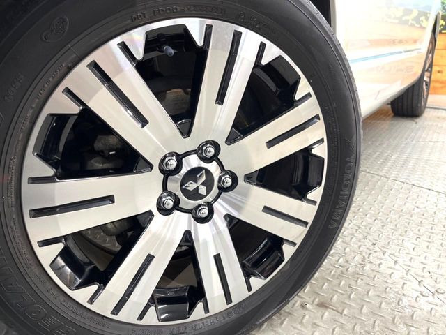 【純正18インチアルミホイール】外観にマッチした純正アルミホイールを装着しております。各種社外アルミホイールや、スタッドレスタイヤも取扱いしております。是非ご相談ください♪