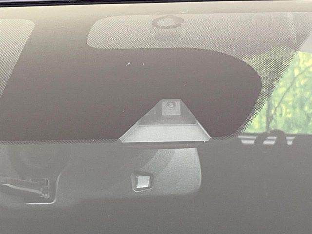 【エマージェンシーブレーキ】走行中に前方の車両等を認識し、衝突しそうな時は警報とブレーキで衝突回避と被害軽減をアシスト。より安全にドライブをお楽しみいただけます。