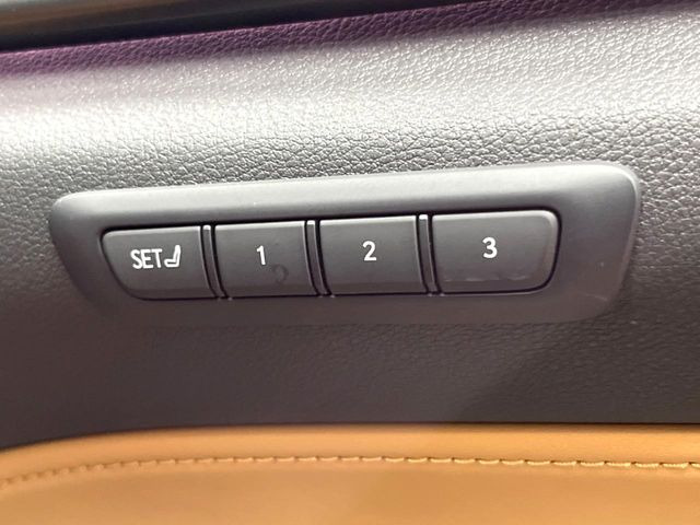 【メモリー機能付きパワーシート】ドライバーごとに設定したシート位置を記憶して、ボタン一つで切り替えできる便利な機能!運転する方が複数名いらっしゃるご家庭におすすめです♪