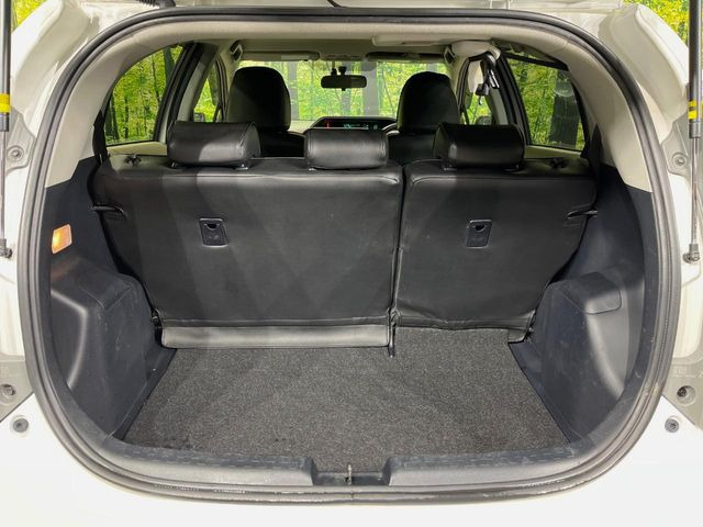 ���i�̂���������ʋ΁A���}���ɏ\���ȉ׎��X�y�[�X���m�ۂ��Ă���܂��B�Z�J���h�V�[�g��|���ƁA�傫�ȉו��̐ύڂ��\�ł���