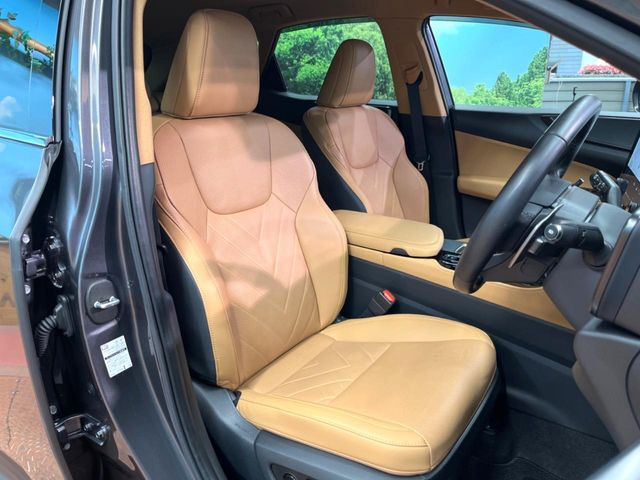 【ブラウンレザーシート】デザイン性が高く、高級感のある茶革シート。常に体に触れる部分だから、座り心地の良さにはこだわりたいですね♪汚れの付着や劣化を抑制する内装コーティング施工もおススメですよ♪