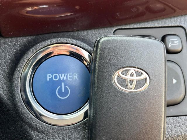 【スマートキー】カバンやポケットに入れたままでもドアの施錠・解錠が可能なスマートキーを装備。エンジンのオン・オフ時もカギを取り出す必要が無いからとっても便利です♪