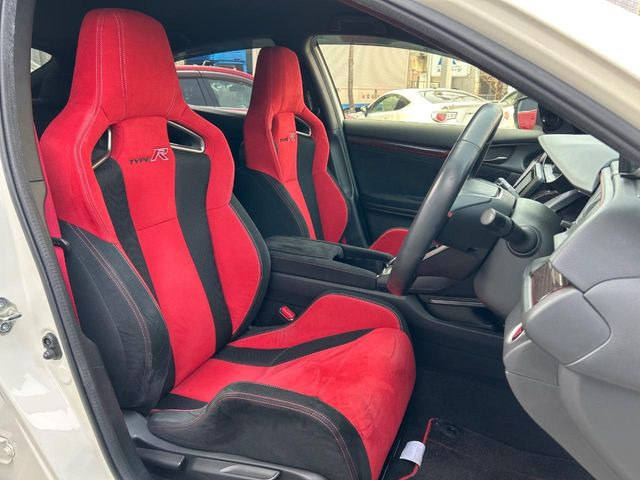 運転席まわりには十分なスペースがあり、大柄な方でもゆったり運転していただける環境です。