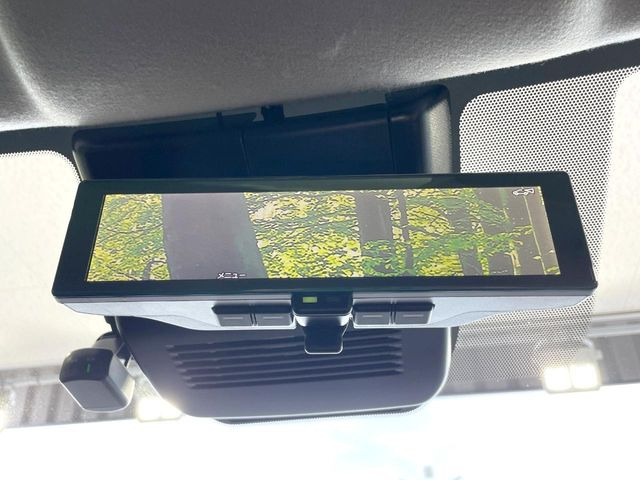 【インテリジェントルームミラー】後席の大きな荷物や同乗者で後方が確認しづらい時でも安心!カメラが撮影した車両後方の映像をルームミラー内に表示。クリアな視界で状況の確認が可能です!