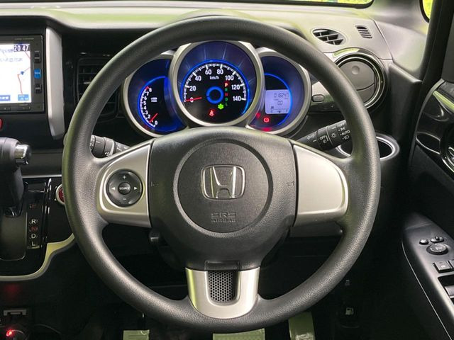 �C���e���A�ɍ��킹���f�U�C���̃X�e�A�����O�́A�^�]�������̂��Ƃ��l���A�^�]���₷���`��A�傫���ł��B�����x�A���ۂɐG���Ă��m���߂��������B