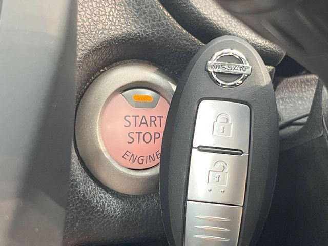 【インテリジェントキー】カバンやポケットに入れたままでもドアの施錠・解錠が可能なスマートキーを装備。エンジンのオン・オフ時もカギを取り出す必要が無いからとっても便利です♪