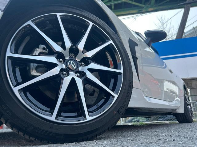 �y����17�C���`�A���~�z�C�[���z�O�ςɃ}�b�`���������A���~�z�C�[���𑕒����Ă���܂��B�e��ЊO�A���~�z�C�[����A�X�^�b�h���X�^�C�����戵�����Ă���܂��B���񂲑��k����������