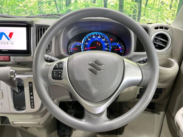 �C���e���A�ɍ��킹���f�U�C���̃X�e�A�����O�́A�^�]�������̂��Ƃ��l���A�^�]���₷���`��A�傫���ł��B�����x�A���ۂɐG���Ă��m���߂��������B