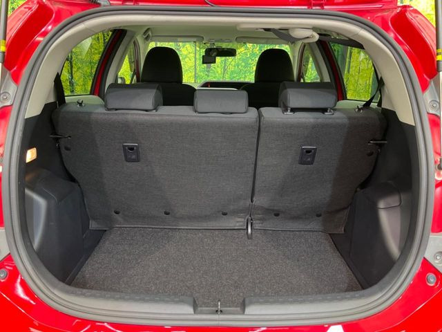 ���i�̂���������ʋ΁A���}���ɏ\���ȉ׎��X�y�[�X���m�ۂ��Ă���܂��B�Z�J���h�V�[�g��|���ƁA�傫�ȉו��̐ύڂ��\�ł���