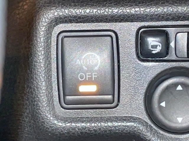 【アイドリングストップ】赤信号や渋滞で停車した際にエンジンを停止し、無駄な燃料の消費を抑えます。燃費向上や環境保護につなげる機能♪エンジンはブレーキを離せば再始動します。