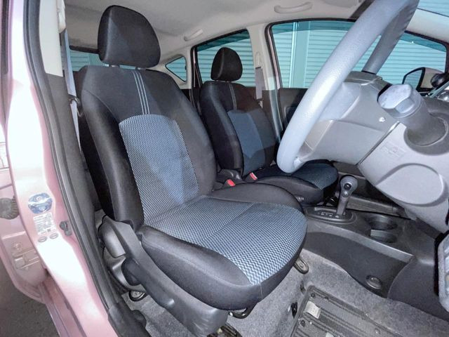 運転席まわりには十分なスペースがあり、大柄な方でもゆったり運転していただける環境です。